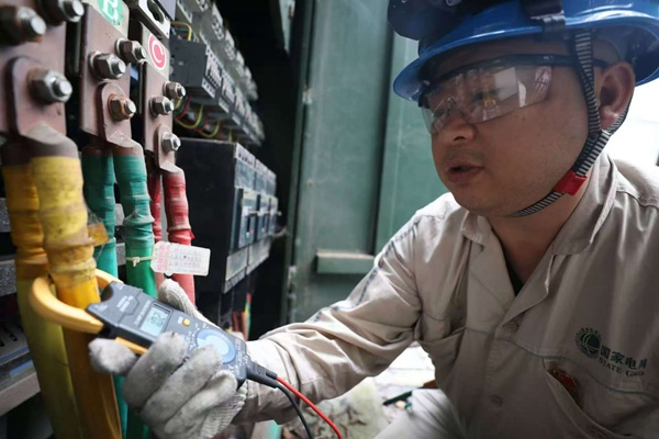 楊孟正在進(jìn)行電力搶修工作。（資料圖）受訪單位供圖