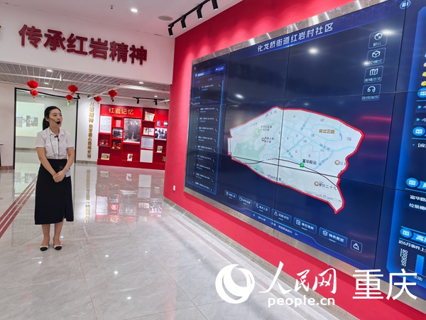 紅巖村社區(qū)黨委書記向記者介紹該社區(qū)情況。人民網(wǎng)記者 馮文彥攝