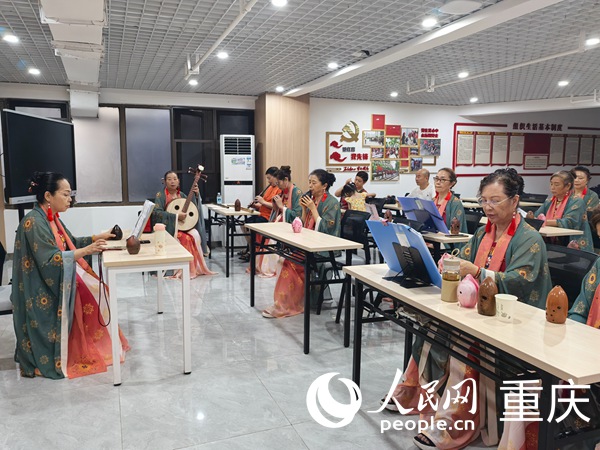 紅巖村社區(qū)文藝愛好隊。人民網(wǎng)記者 馮文彥攝