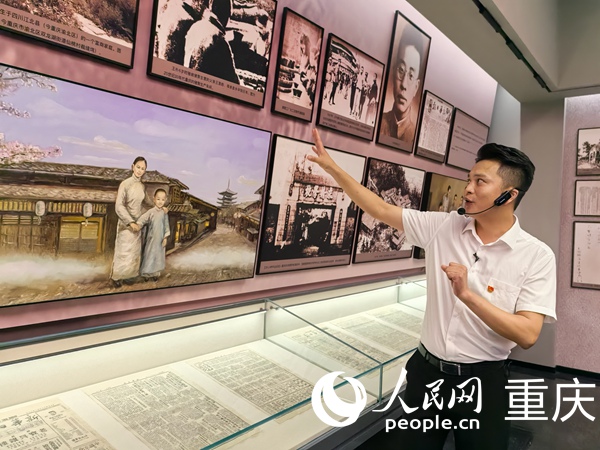 劉浩向記者介紹王樸烈士生平事跡。人民網(wǎng)記者 馮文彥攝