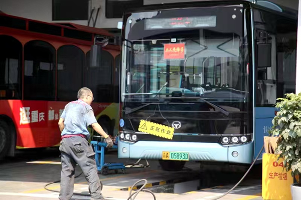 西部公交保修廠維修工開展車輛保養(yǎng)作業(yè)。沙坪壩區(qū)交通運輸委供圖