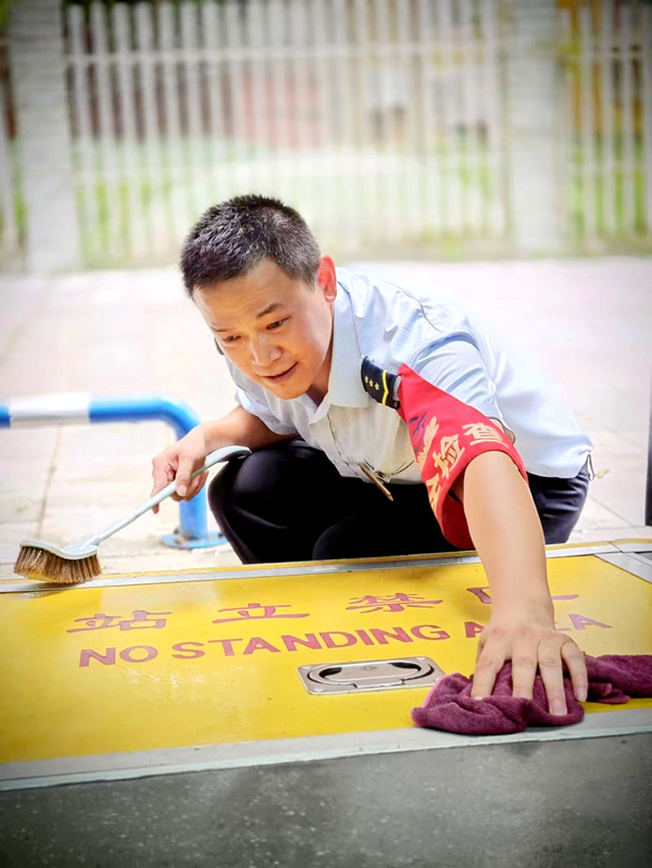 公交車駕駛員做好車輛清潔衛(wèi)生。沙坪壩區(qū)交通運輸委供圖