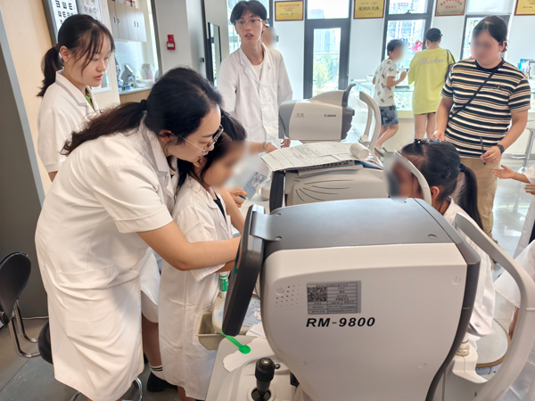 眼科體驗(yàn)現(xiàn)場(chǎng)。重慶松山醫(yī)院供圖