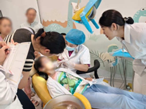 口腔科體驗(yàn)現(xiàn)場(chǎng)。重慶松山醫(yī)院供圖