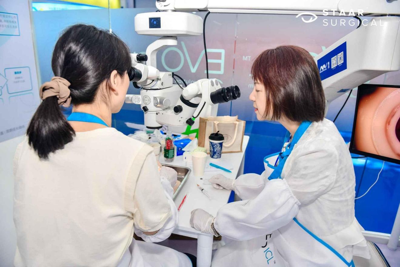 汪紅帶教現(xiàn)場(chǎng)。重慶華廈眼科醫(yī)院供圖