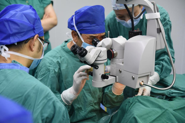 陳茂盛正在進(jìn)行手術(shù)。重慶愛爾兒童眼科醫(yī)院供圖