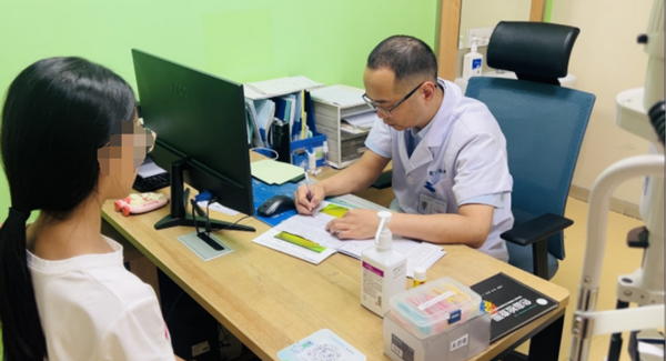 醫(yī)生查看復(fù)查結(jié)果。重慶愛爾兒童眼科醫(yī)院供圖