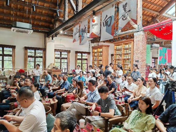 山城巷慈善街區(qū)開街現(xiàn)場(chǎng)。重慶華美整形外科醫(yī)院供圖