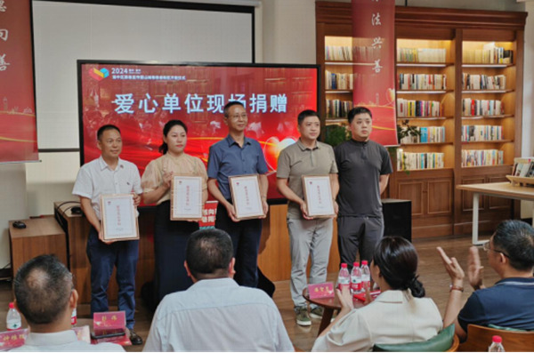 向貴平（左三）代表重慶華美帶領(lǐng)捐贈(zèng)。重慶華美整形外科醫(yī)院供圖