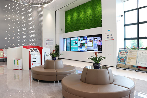 重慶農(nóng)商行江津分行在廳堂打造的“綠色家園”。重慶農(nóng)商行供圖