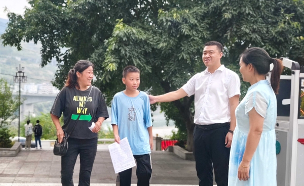 學校領導和老師在校門口迎接新同學。重慶市武隆區(qū)育才中學供圖