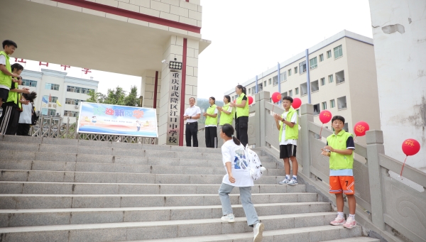 學校領導和學生志愿者在校門口列隊歡迎同學返校。重慶市武隆區(qū)江口中學校供圖