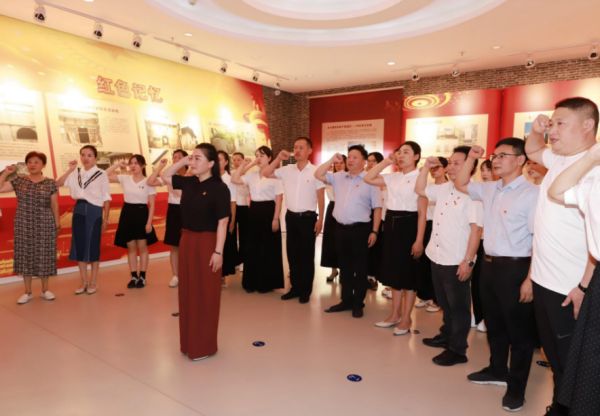 重溫入黨誓詞。永川區(qū)紅旗小學(xué)供圖