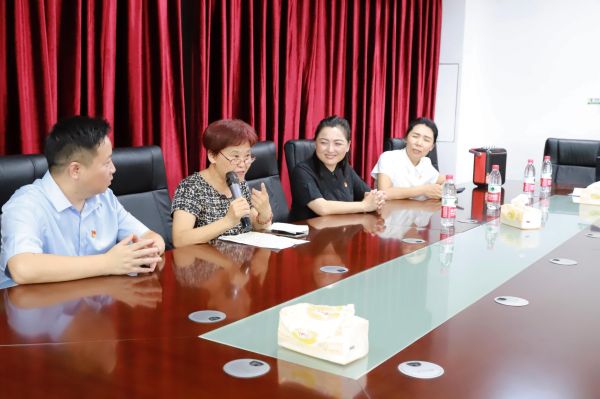 該校退休教師郭敏為青年教師講述從教故事。永川區(qū)紅旗小學(xué)供圖