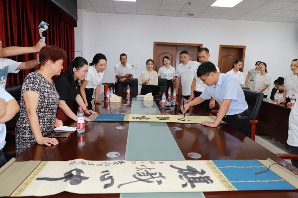 黨員教師代表以書法創(chuàng)作表達(dá)敬意。永川區(qū)紅旗小學(xué)供圖