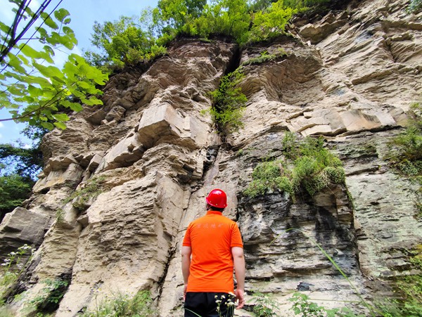 《日常巡查》。6月30日，107地質(zhì)隊駐守黔江地質(zhì)工程師路正昆巡查轄區(qū)地災(zāi)隱患點(diǎn)。李明亮攝
