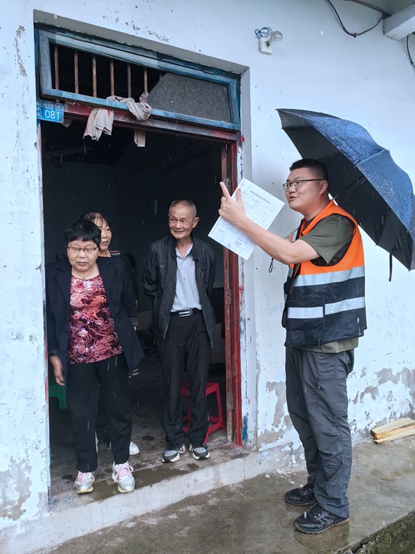 《走村入戶宣傳地災(zāi)防治》4月16日，合川區(qū)鹽井街道炮臺(tái)村，川東南勘察公司駐守地質(zhì)工程師竹越（右一）向地質(zhì)災(zāi)害隱患點(diǎn)附近的居民宣傳防災(zāi)避險(xiǎn)知識(shí)。楊歡攝