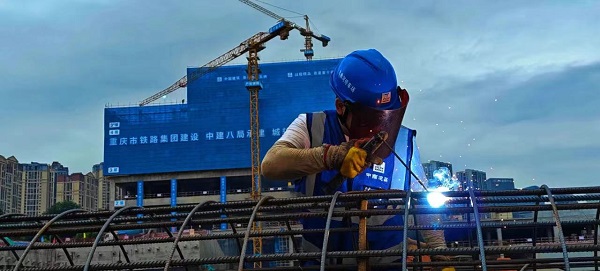 工人正在城軌快線控制中心項目建設(shè)現(xiàn)場進行施工。重慶市住房城鄉(xiāng)建委供圖