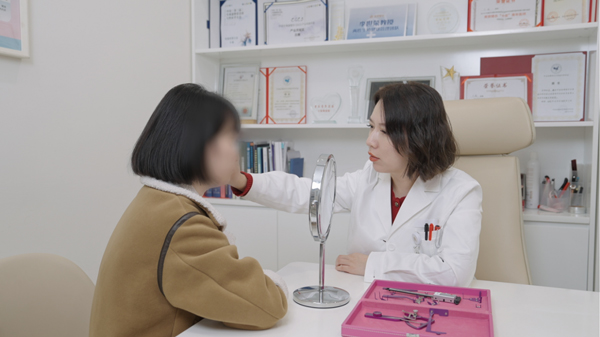 呂巍正在看診。重慶星榮整形外科醫(yī)院供圖