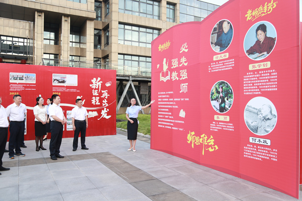 與會(huì)人員參觀全區(qū)教育綜合成果展。唐文蕤攝