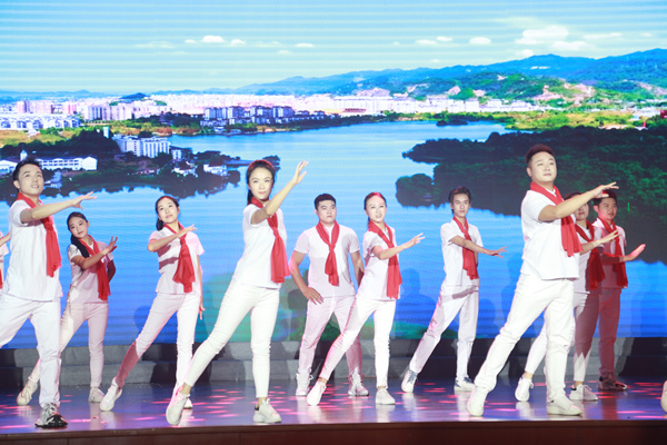 師生風(fēng)采展演。唐文蕤攝