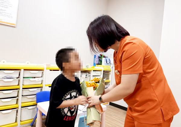孩子給老師送上鮮花。重慶小米熊兒童醫(yī)院供圖