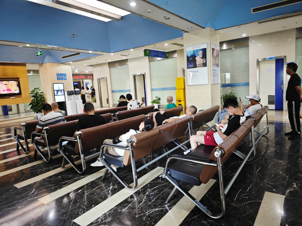 患者等待檢查。重慶東大肛腸醫(yī)院供圖