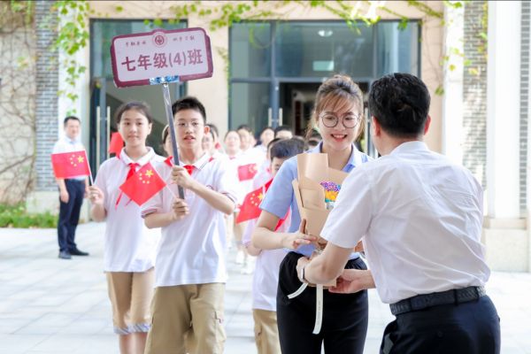 新生入場。黃炎培中學(xué)校供圖