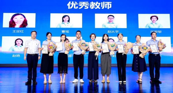 頒獎儀式現(xiàn)場。黃炎培中學(xué)校供圖