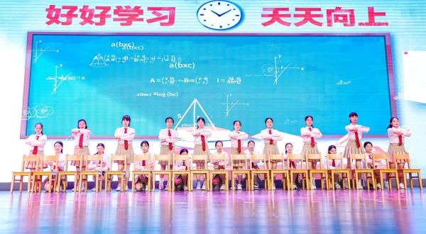 舞蹈《天天向上，啟航新生》。黃炎培中學(xué)校供圖