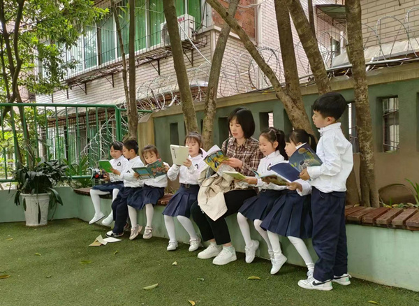 張高霞與學(xué)生共讀共悟。受訪者供圖