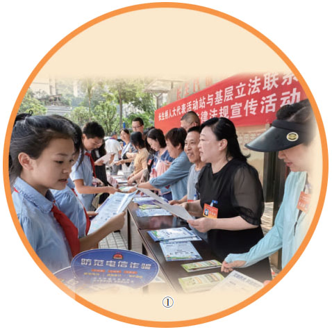 重慶市南岸區(qū)人大代表和南岸區(qū)長生橋鎮(zhèn)人大代表，在廣陽灣智創(chuàng)生態(tài)城基層立法聯系點進行普法宣傳。 田益瑞攝（人民視覺）