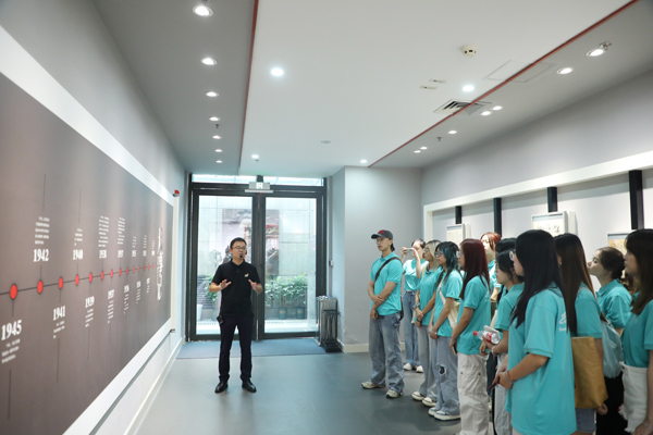 參觀“范長江與重慶”展覽館。重慶工商大學(xué)供圖