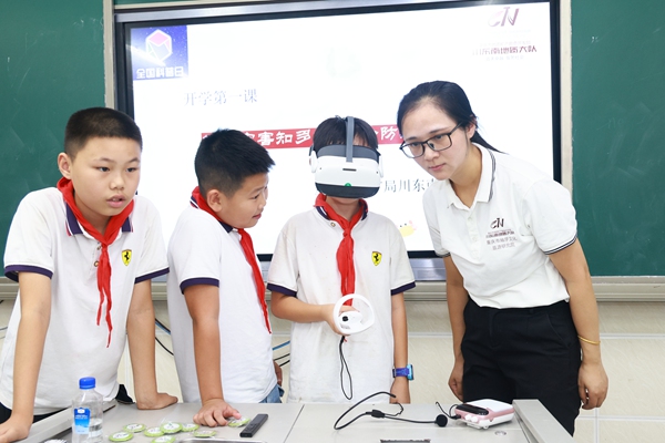 同學們通過VR設備體驗地質災害的發(fā)生。主辦方供圖