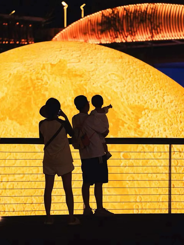 禮嘉燈會活動市民打卡拍照。貳拾貳時供圖