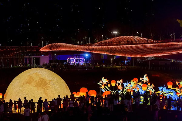 龍?zhí)梁珗@內，一輪湖中的“月亮”裝置，搭配中秋主題彩燈，吸引了眾多市民駐足觀賞。重慶龍湖供圖