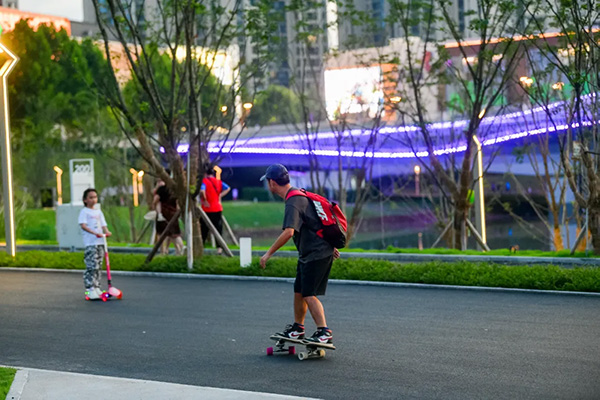 市民在公園內的步道玩耍。重慶龍湖供圖