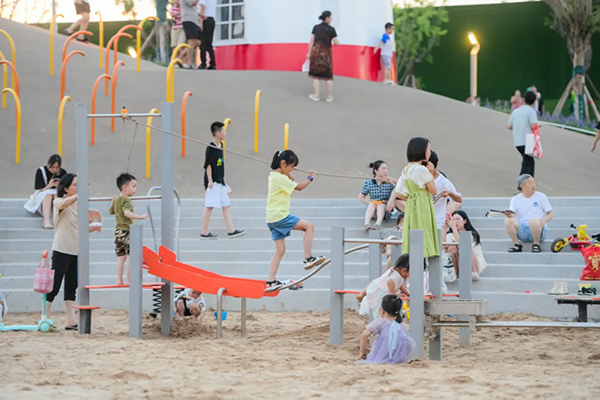 9月17日，節(jié)假日期間，市民帶著小朋友們正在親子兒童樂園沙灘上玩耍。重慶龍湖供圖