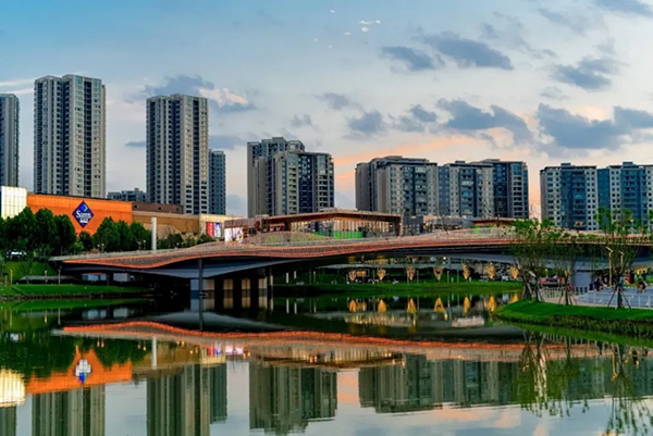 傍晚，在禮嘉天街北岸湖邊漫步，感受美好生活“松弛感”。重慶龍湖供圖