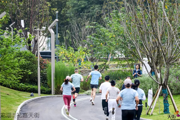 市民參加由龍民社群舉辦的“湖濱MINI跑”活動。重慶龍湖供圖