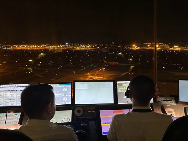 重慶空管分局塔臺管制員向試飛機(jī)組發(fā)布管制指令。王瀾?zhàn)z