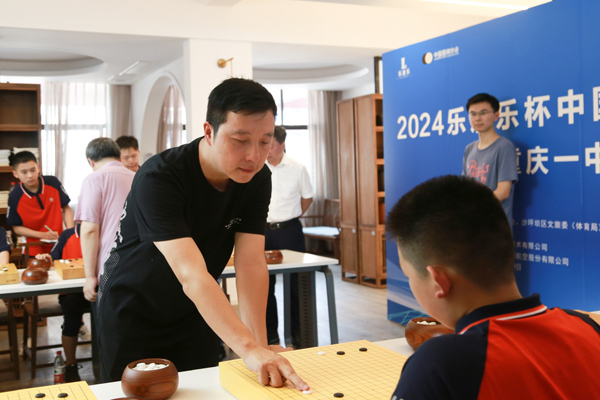 古力下指導(dǎo)棋。付軍攝