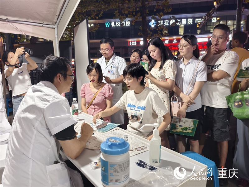 夜市里正在排隊等候義診的市民。人民網(wǎng) 陳琦攝