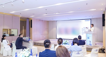 戴霞分享學(xué)術(shù)研究報告。重慶華美整形外科醫(yī)院供圖