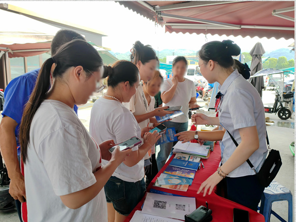 為商戶及群眾送上金融知識。交通銀行重慶市分行供圖