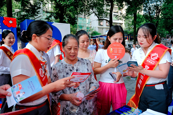 走進(jìn)社區(qū)為群眾發(fā)放宣傳資料、講解金融知識。浙商銀行重慶分行供圖