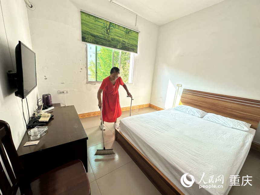曾慶美在客房打掃衛(wèi)生。人民網(wǎng)記者 劉政寧攝