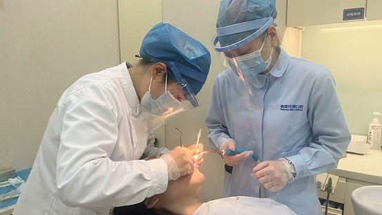 隋慶娜診間治療圖。泰康拜博口腔供圖