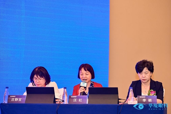 汪紅主持點(diǎn)評(píng)現(xiàn)場。重慶華廈眼科醫(yī)院供圖