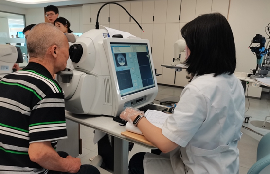 醫(yī)生為患者檢查眼部情況。重慶南坪愛爾眼科醫(yī)院供圖